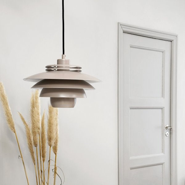 Ejka Ø30 Beige loftslampe Fra Dyberg Larsen - Uppt&auml;ck Ejka Mini Pendel, en dansk designet lampe med en nutidig stil, der passer perfekt ind i det nordiske hjem.