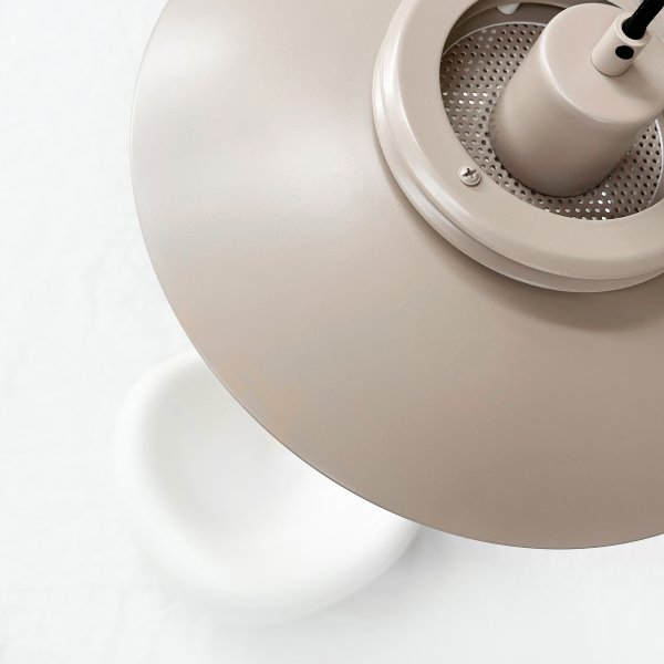 Ejka Ø30 Beige loftslampe Fra Dyberg Larsen - Uppt&auml;ck Ejka Mini Pendel, en dansk designet lampe med en nutidig stil, der passer perfekt ind i det nordiske hjem.