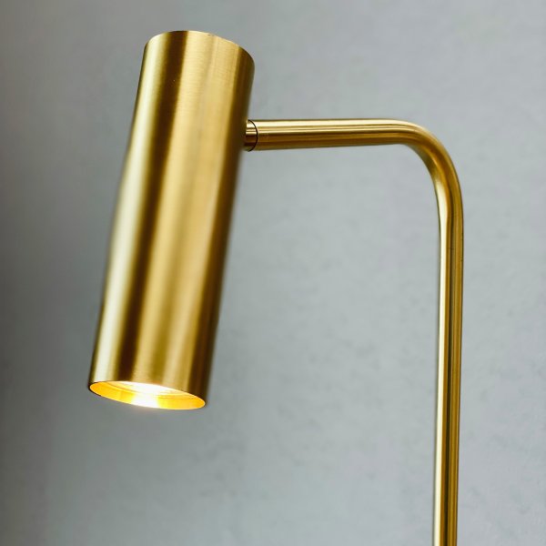 Skagerrak Messing gulvlampe Fra Dyberg Larsen - Den er lavet af robust metal med en guldfinish, som giver et raffineret og dog diskret indtryk.