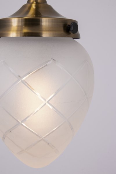 Juni Ø10 Antik messing/hvid vindueslampe Fra Globen Lighting - Juni med sit smukke slebne glas og metalskærm tager dig tilbage i tiden til starten af 1900-tallet.