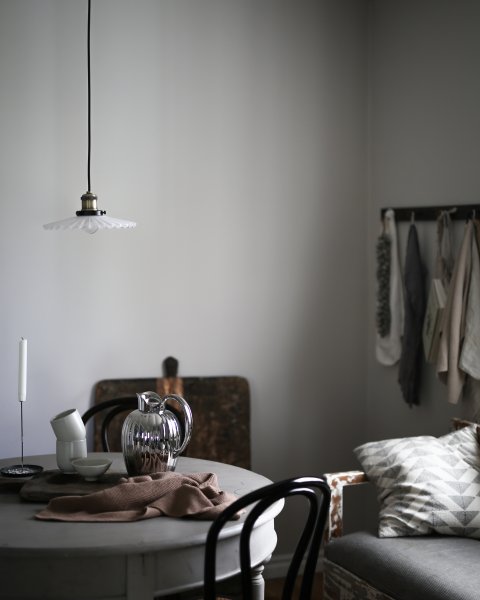 Cobbler Ø25 Hvid loftslampe Fra Globen Lighting - Lampen har en 120 cm lang sort tekstilledning og en sort loftskop i plastik.