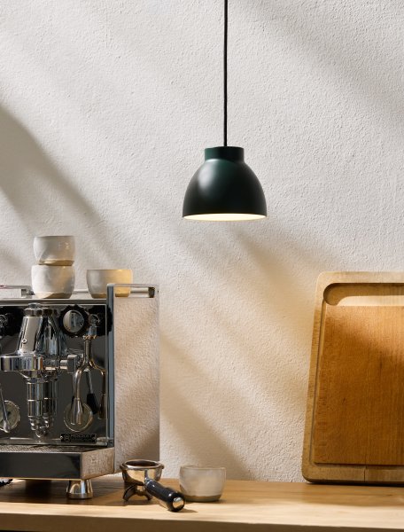 Object Ø16 Grøn loftslampe Fra Halo Design - Object er et alsidigt og elegant valg til dig, der s&oslash;ger en kombination af funktionalitet og &aelig;stetik i dit interi&oslash;r.