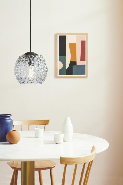 Grape Ø25 Gennemsigtig loftslampe Fra Halo Design - Denne pendel i klart glas med sorte detaljer er perfekt som lyspunkt over spisebordet eller k&oslash;kkenet.