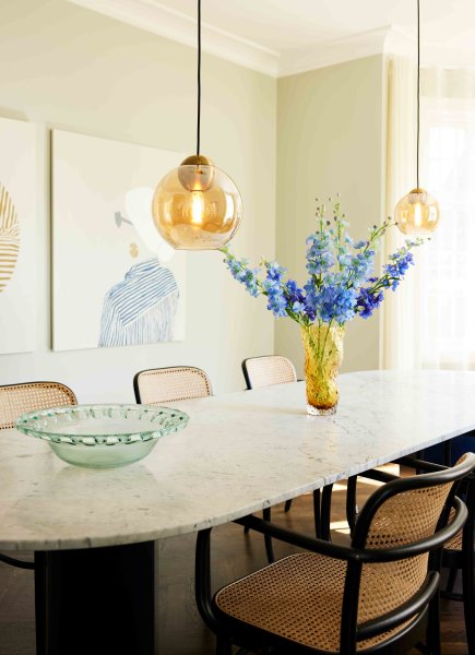 Bubbles Ø24 Rav loftslampe Fra Halo Design - Det ravfarvede glas i kombination med detaljerne i antik messing bidrager til en elegance og giver en flot spredning af lys i rummet, n&aring;r det er oplyst.