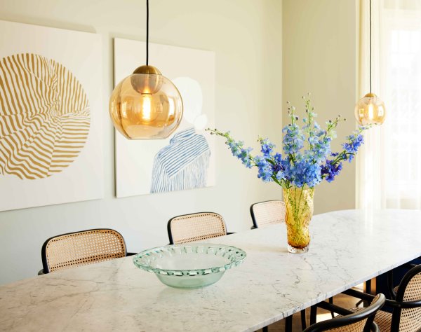 Bubbles Ø24 Rav loftslampe Fra Halo Design - Det ravfarvede glas i kombination med detaljerne i antik messing bidrager til en elegance og giver en flot spredning af lys i rummet, n&aring;r det er oplyst.