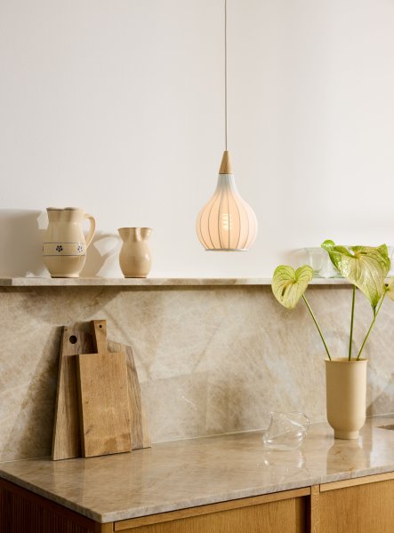 Drops Ø17 Hvid loftslampe Fra Halo Design - Kombinationen af træ, tekstil og metal skaber en hyggelig atmosfære i rummet.