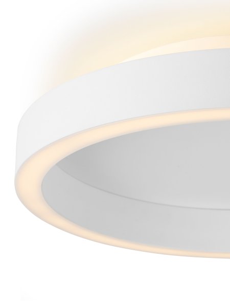 Backlight String Ø30 Hvid plafond Fra Halo Design - Den integrerede belysning har form af en LED-strimmel, der sidder i bunden af rammen og p&aring; oversiden, som giver et dejligt lys op i loftet.