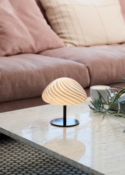Mini Mush 17cm Sort bordlampe Fra Halo Design - Den unikke, vægformede skærm giver en blød og behagelig lysspredning, perfekt til at skabe en hyggelig atmosfære i ethvert rum.