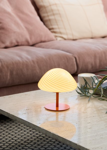 Mini Mush 17cm Orange bordlampe Fra Halo Design - Den unikke, v&aelig;gformede sk&aelig;rm giver en bl&oslash;d og behagelig lysspredning, perfekt til at skabe en hyggelig atmosf&aelig;re i ethvert rum.