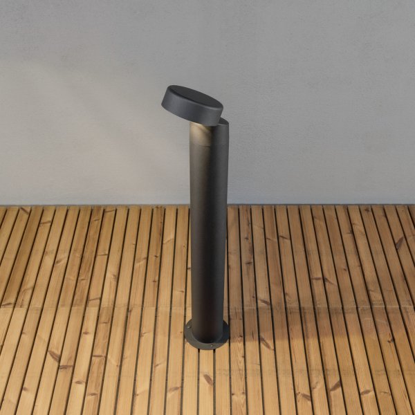 Vicenza 100cm Sort pullerter Fra Konstsmide - Vicenza hegnspæl i træ med en integreret 4W LED-lyskilde.