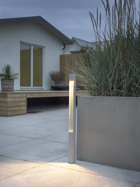 Udine 97cm Hvid pullerter Fra Konstsmide - Denne moderne og stilfulde stang er ideel til at belyse korridorer eller haver med et blødt og energieffektivt lys.