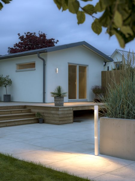 Udine 97cm Hvid pullerter Fra Konstsmide - Denne moderne og stilfulde stang er ideel til at belyse korridorer eller haver med et blødt og energieffektivt lys.