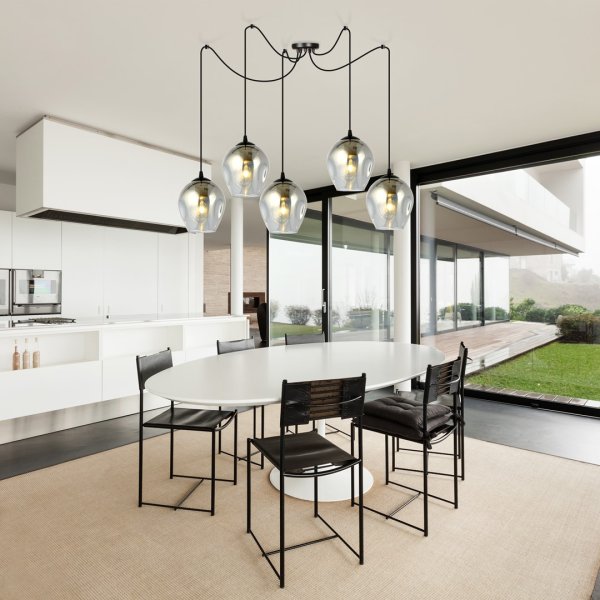 Level 50cm Røgfarvet loftslampe Fra Emibig Lighting - Den er ideel til høje loftsrum og understreger deres moderne karakter og giver samtidig smuk belysning.