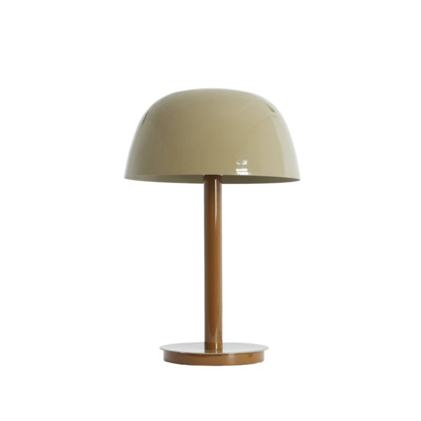 Marivet 48cm Brun bordlampe Fra Light & Living - Den minimalistiske form og den skinnende overflade giver et moderne og elegant indtryk, der passer lige s&aring; godt i stuen som p&aring; skrivebordet eller natbordet.