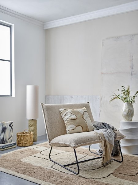 Payah Beige gulvlampe Fra Bloomingville - Perfekt til at oplyse m&oslash;rke hj&oslash;rner og samtidig skabe en varm og indbydende atmosf&aelig;re i stuen, sovev&aelig;relset eller gangen.