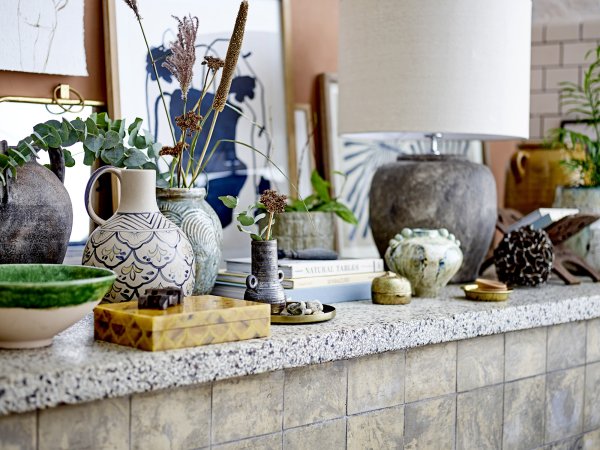 Isabelle 62cm Mørkegrå bordlampe Fra Bloomingville - Isabelle bordlampen fra Bloomingville har en smuk lampefod i stent&oslash;j med et rustikt, vintage-inspireret look, der tilf&oslash;jer varme og karakter til rummet.