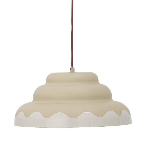Lacya Ø40 Beige loftslampe Fra Bloomingville - Den unikke form og de subtile toner g&oslash;r Lacya til en perfekt detalje i alt fra k&oslash;kken og spisestue til sovev&aelig;relse og stue - en pendel, der skaber stilfuld harmoni i rummet.
