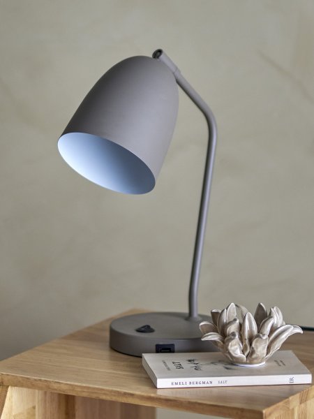 Lemar 37cm Grå skrivebordslampe Fra Bloomingville - Lemar bordlampen fra Bloomingville er lavet af metal med et klassisk og minimalistisk design, der passer perfekt p&aring; skrivebordet eller i hj&oslash;rnet af rummet.