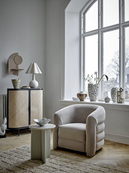 Heide 60cm Naturhvid bordlampe Fra Bloomingville - Den runde fod i kombination med den bl&oslash;dt buede sk&aelig;rm skaber et afbalanceret og moderne udtryk, der passer perfekt ind i minimalistiske og skandinavisk inspirerede hjem.