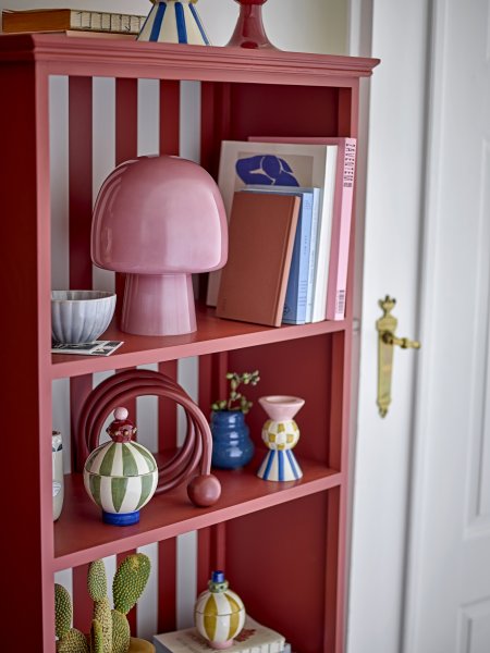 Paddy 26cm Lyserød bordlampe Fra Bloomingville - Hver lampe er unikt fremstillet, hvilket betyder, at der kan forekomme sm&aring; variationer i farve og form - og det er netop det, der g&oslash;r Paddy s&aring; speciel.