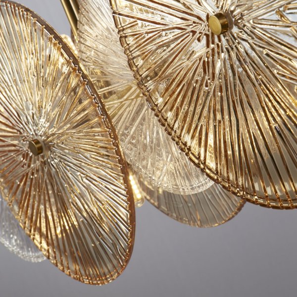 Wagon Wheel 90cm Bronze loftslampe Fra Searchlight - Designet er b&aring;de elegant og elegant, hvilket g&oslash;r at lampen passer ind i ethvert moderne hjem.