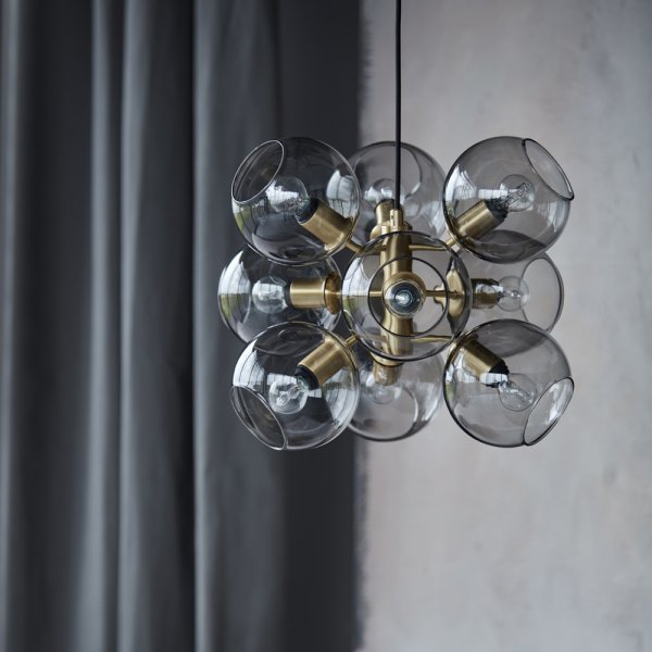 Tage 50 Ø45 Messing loftslampe Fra CO Bankeryd - Lampen er velegnet til at hænge højere på stueloftet, i et soveværelse for et blødt generelt lys, eller over et spisebord, hvor den tager over og bliver et udtryksfuldt blikfang.