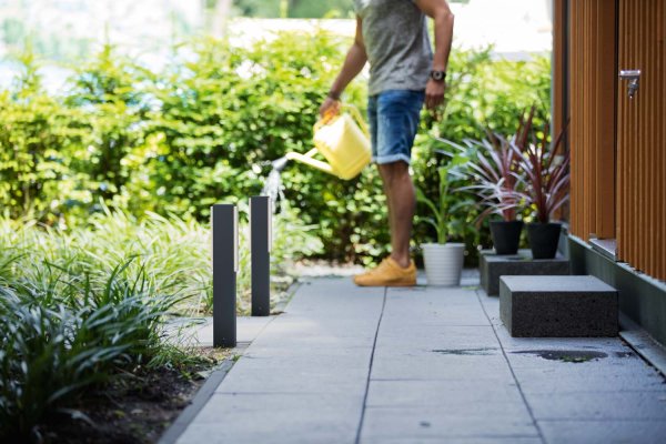 Stratosphere 42cm Antracit pullerter Fra Philips - holder længere end tilsvarende Philips LED udendørslys &ndash; og bruger 50 % mindre energi.