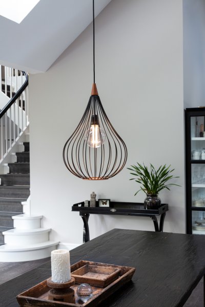 Drops Ø38 Sort loftslampe Fra Halo Design - Det sortlakerede metal i kombination med det børstede kobber tilføjer en elegance til rummet.