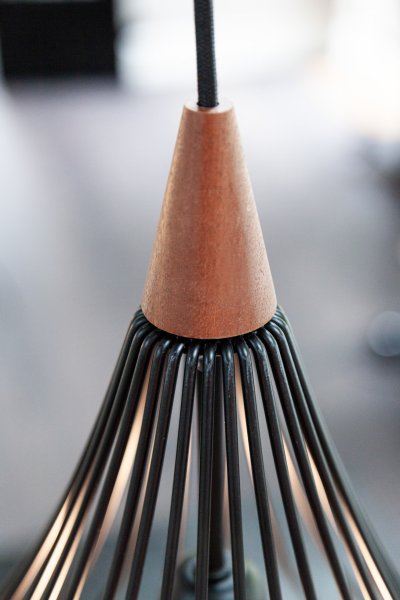 Drops Ø38 Sort loftslampe Fra Halo Design - Det sortlakerede metal i kombination med det børstede kobber tilføjer en elegance til rummet.