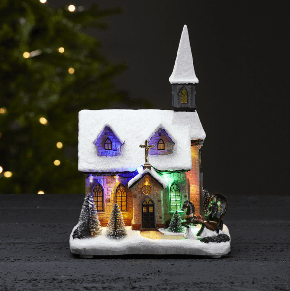 Chapel Flerfarvet Fra Star Trading - Smuk landsby med kirke, kor og fine detaljer.