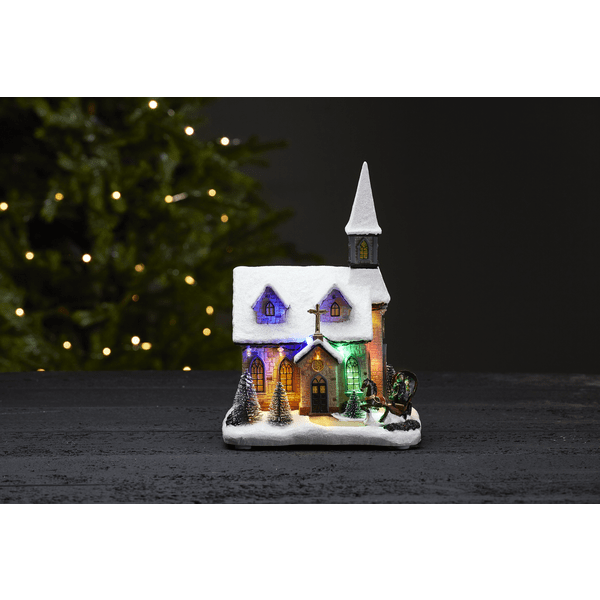 Chapel Flerfarvet Fra Star Trading - Smuk landsby med kirke, kor og fine detaljer.