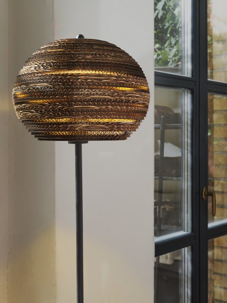 Cardboard Ball Brun gulvlampe Fra Ledvance - Sk&aelig;rmen lavet af flere lag pap skaber et smukt lysspil i rummet, n&aring;r det er oplyst og bidrager til en varm og naturlig atmosf&aelig;re.