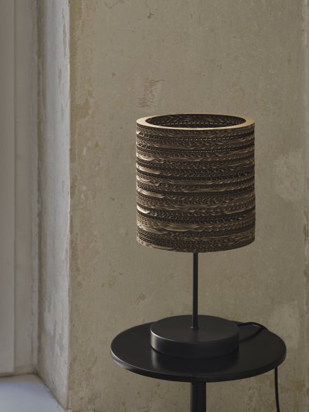 Cardboard Cylinder 38cm Brun bordlampe Fra Ledvance - Sk&aelig;rmen lavet af flere lag pap skaber et smukt lysspil i rummet, n&aring;r det er oplyst og bidrager til en varm og naturlig atmosf&aelig;re.