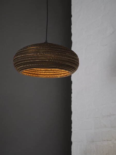 Cardboard drop Ø40 Brun loftslampe Fra Ledvance - Karton er et simpelt vedhæng med et bæredygtigt design.