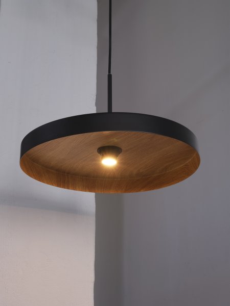 Zoom billede af Plate Wood Ø40 Sort loftslampe Fra Osram - som giver et dejligt og varmt lysspredning i rummet.