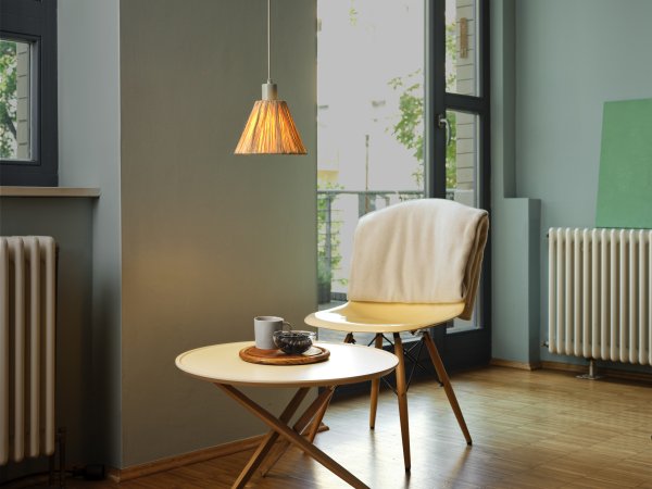 Raffia Ø20 Natur loftslampe Fra Ledvance - Sk&aelig;rmen lavet af raffia palmer i kombination med det gr&oslash;nne metal bidrager med en varm og naturlig atmosf&aelig;re til rummet.