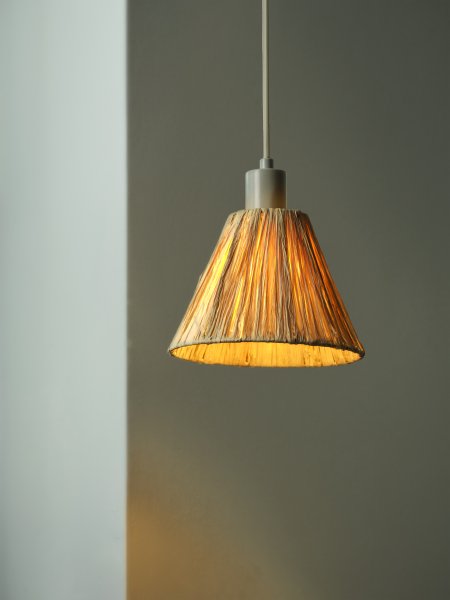 Raffia Ø20 Natur loftslampe Fra Ledvance - Sk&aelig;rmen lavet af raffia palmer i kombination med det gr&oslash;nne metal bidrager med en varm og naturlig atmosf&aelig;re til rummet.
