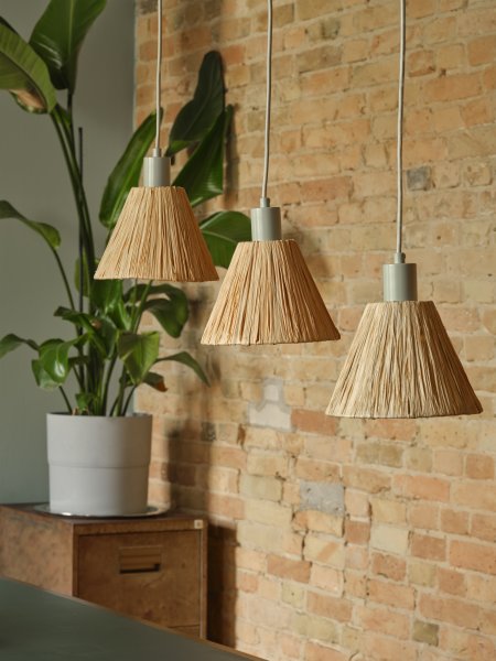 Raffia 85cm Natur loftslampe Fra Ledvance - Sk&aelig;rmene lavet af raffia palmer i kombination med det gr&oslash;nne metal bidrager med en varm og naturlig atmosf&aelig;re til rummet.