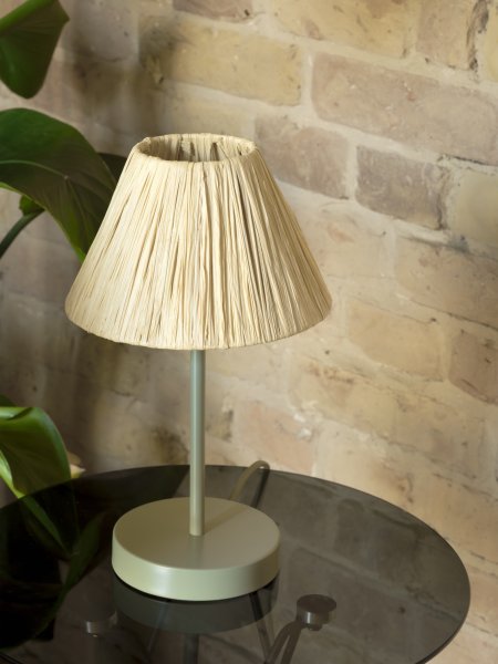 Raffia 33cm Natur bordlampe Fra Ledvance - Skærmen lavet af raffia palmer i kombination med det grønne metal bidrager med en varm og naturlig atmosfære til rummet.