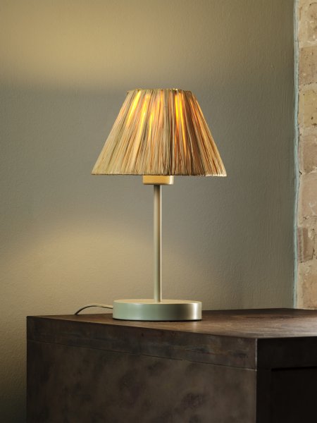 Raffia 33cm Natur bordlampe Fra Ledvance - Skærmen lavet af raffia palmer i kombination med det grønne metal bidrager med en varm og naturlig atmosfære til rummet.