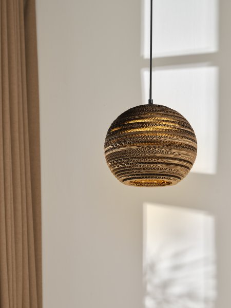 Cardboard Ball Ø26 Brun loftslampe Fra Ledvance - Karton er et simpelt vedhæng med et bæredygtigt design.