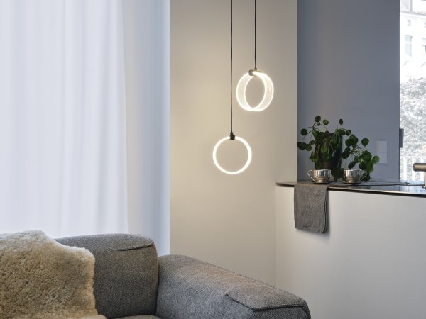 Circle PL 27cm Sort loftslampe Fra Ledvance - I første trin lyser lampen i et varmt hvidt lys på; 3000K, i anden fase skinner den i koldt hvidt lys på 4200K og i tredje skinner den i 6500K (dagslys).