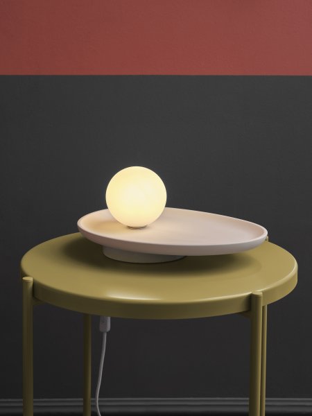 Plaster Nest 14cm Hvid bordlampe Fra Ledvance - Glaskupan i opal som omfamnar ljusk&auml;llan skapar ett fint och bl&auml;ndfritt ljus i rummet.