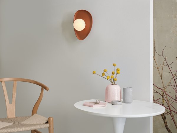 Clay Nest 26cm Brun væglampe Fra Ledvance - Glaskupan i opal som omfamnar ljusk&auml;llan skapar ett fint och bl&auml;ndfritt ljus i rummet.