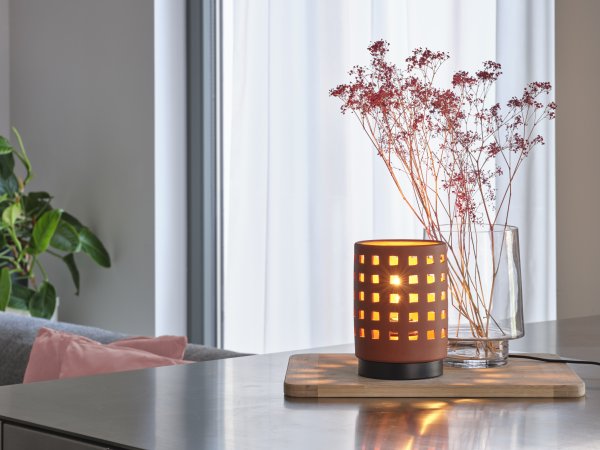 Clay Windows 15cm Brun bordlampe Fra Ledvance - Placera f&ouml;rslagsvis i vardagsrummet som st&auml;mningsbelysning eller i sovrummet som s&auml;nglampa.