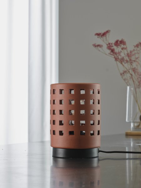 Clay Windows 15cm Brun bordlampe Fra Ledvance - Placera f&ouml;rslagsvis i vardagsrummet som st&auml;mningsbelysning eller i sovrummet som s&auml;nglampa.