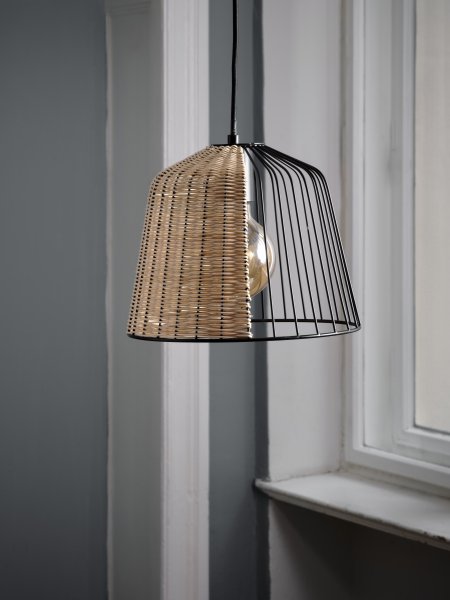 Cage Bell Ø26 Sort loftslampe Fra Ledvance - Den sorte metalskærm i kombination med detaljerne i rattan bidrager med en hyggelig atmosfære til rummet.