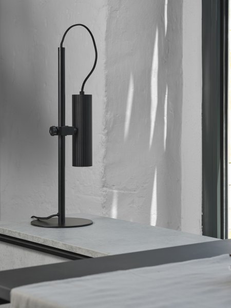 Drums 50cm Sort skrivebordslampe Fra Ledvance - Drums er en moderne bordlampe med et minimalistisk design.