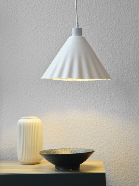 Pulp Ø30 Hvid loftslampe Fra Ledvance - Den dekorative sk&aelig;rm lavet af papir giver en flot spredning af lys ned.