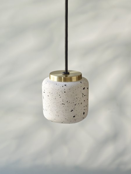 Terrazzo Ball Ø10 Hvid loftslampe Fra Ledvance - Detaljerna i m&auml;ssing bidrar med en elegans till rummet.